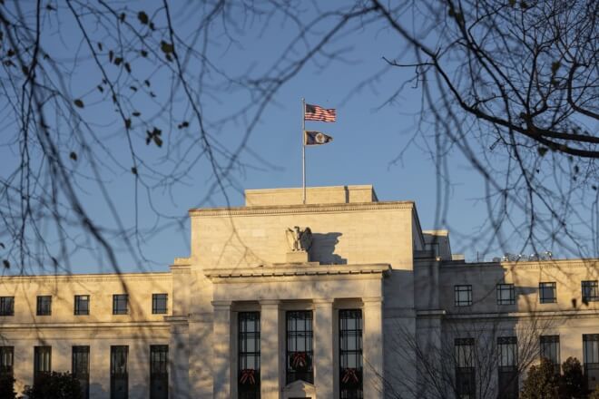Fed đẩy nhanh kết thúc chương trình mua trái phiếu, dự kiến ba lần tăng lãi suất trong năm tới